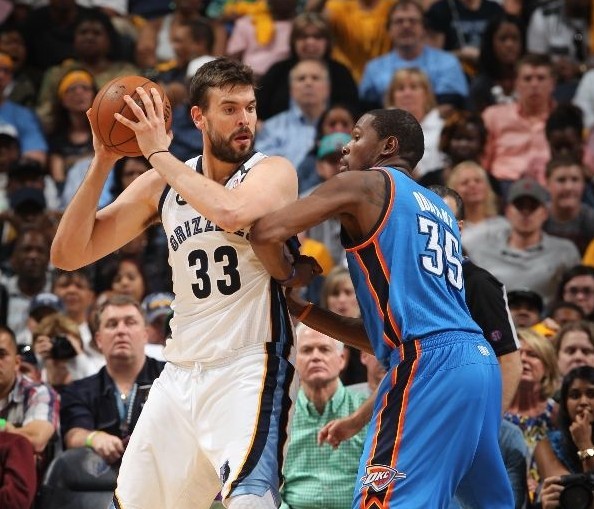 他的防守更 他的防守更